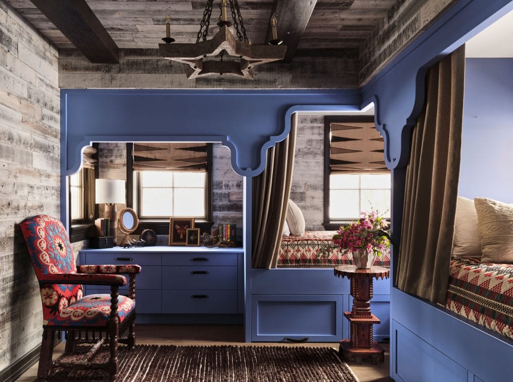 Chambre rustique avec lits superposés par le designer de Decorilla, Jamie M. 